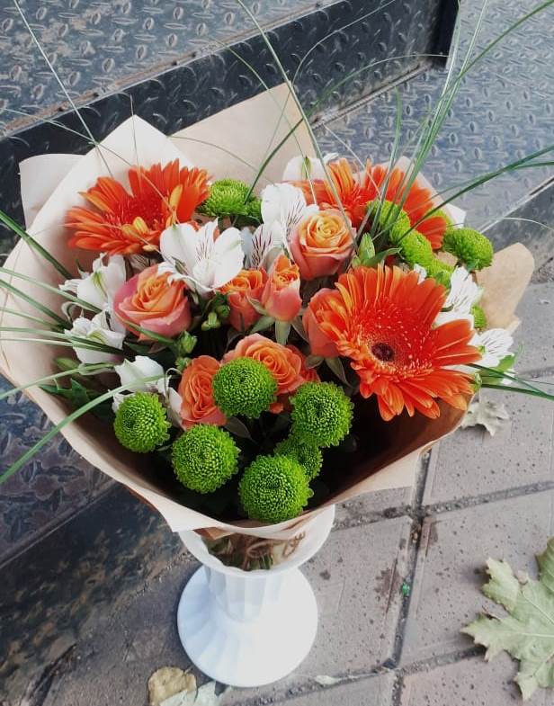 Букет цветов из: Герберы, Хризантемы, Альстромерии и Розы в Свече