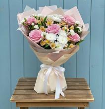 Букет цветов из:  Гвоздики, Орхидеи и Розы в Свече