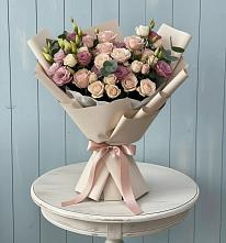 Букет цветов из:  Розы и Лизиантусы в Свече