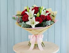 Букет цветов из:  Лилии и Розы в Свече