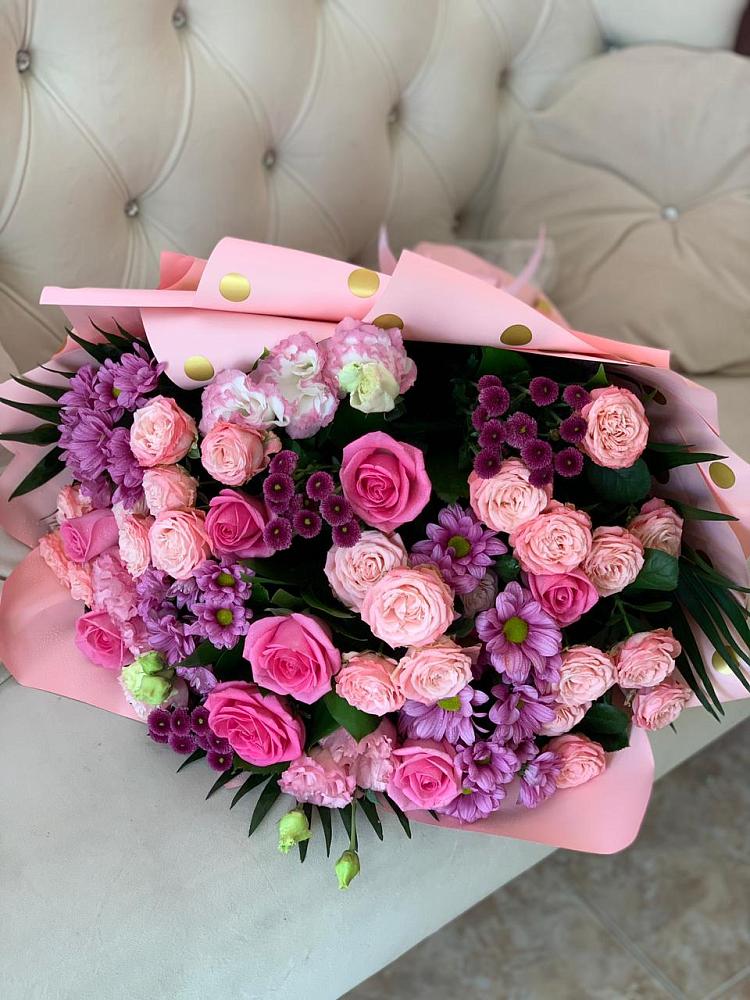 Букет цветов из: Хризантемы, Розы и Лизиантусы в Свече