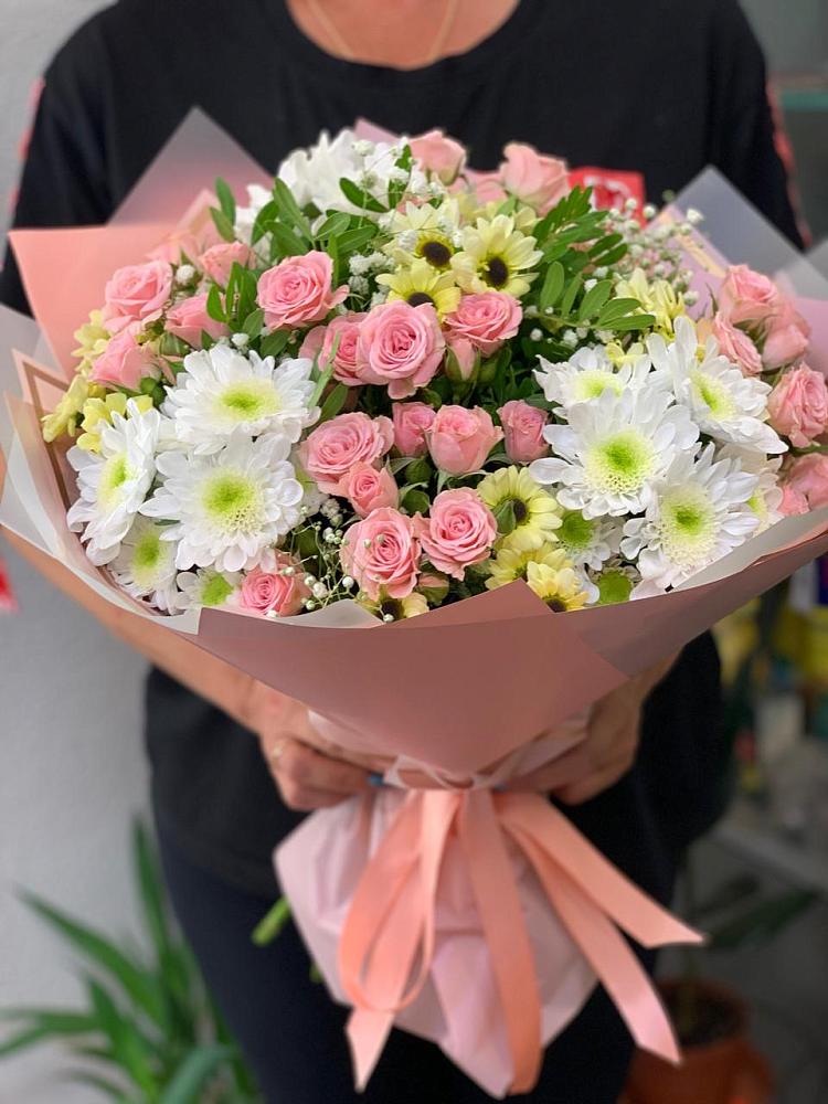 Букет цветов из: Розы и Хризантемы в Свече