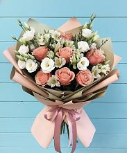 Букет цветов из:  Розы, Альстромерии и Лизиантусы в Свече