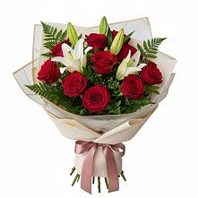 Букет цветов из:  Лилии и Розы в Свече