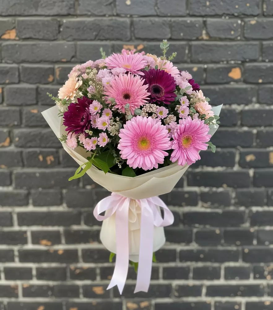 Букет цветов из: Герберы и Хризантемы в Свече