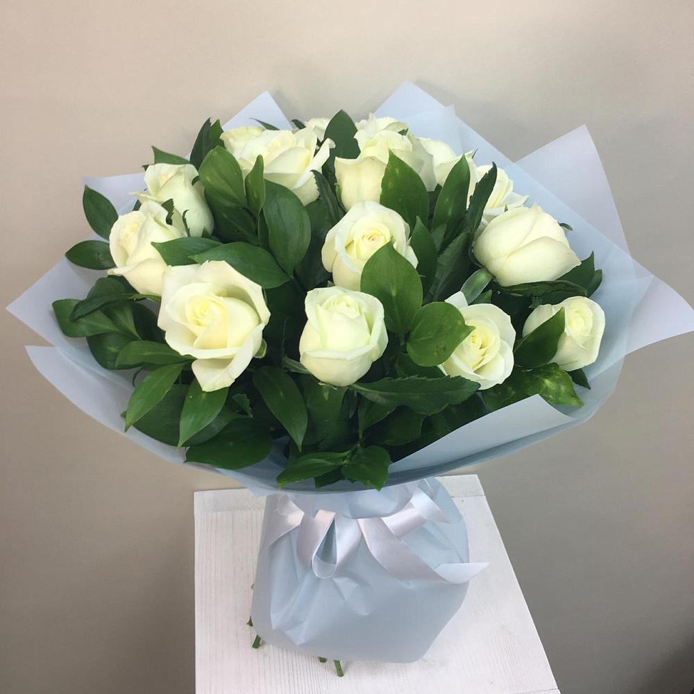 Букет 15 Белых роз Проуд в Свече