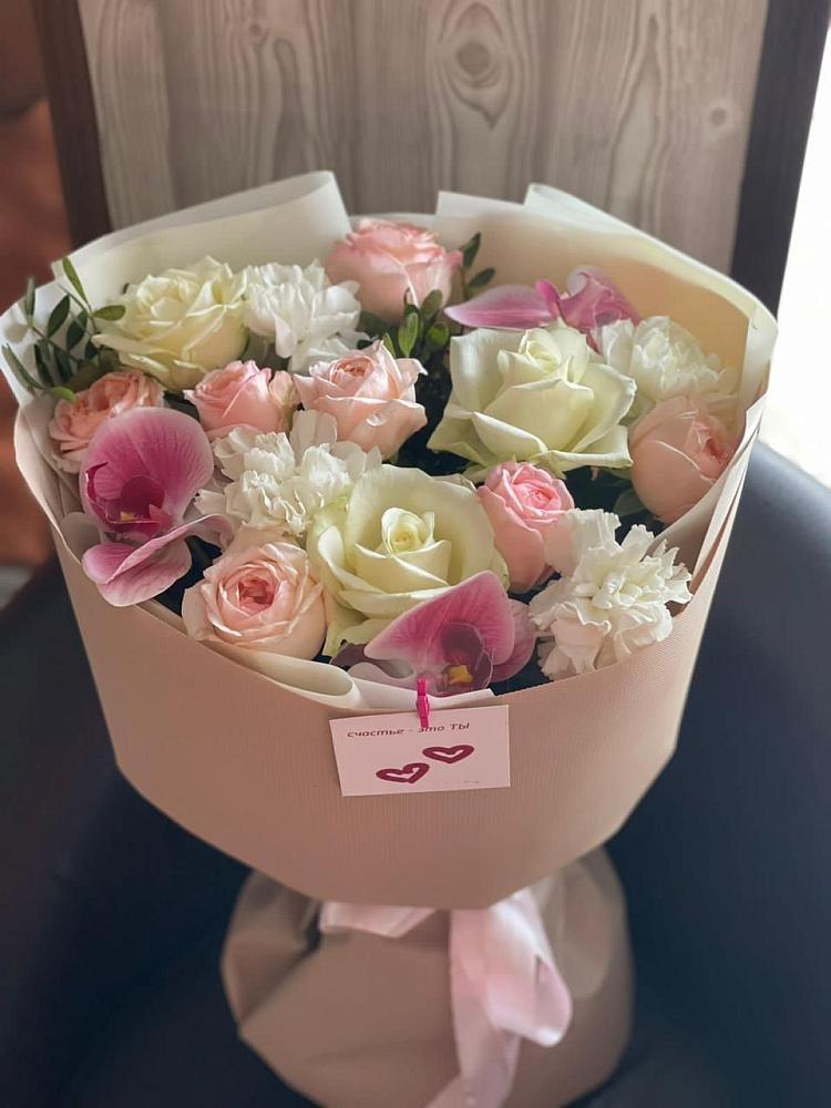 Букет цветов из: Орхидеи, Розы и Гвоздики в Свече