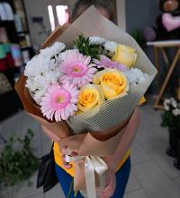 Букет цветов из:  Герберы, Розы и Хризантемы в Свече