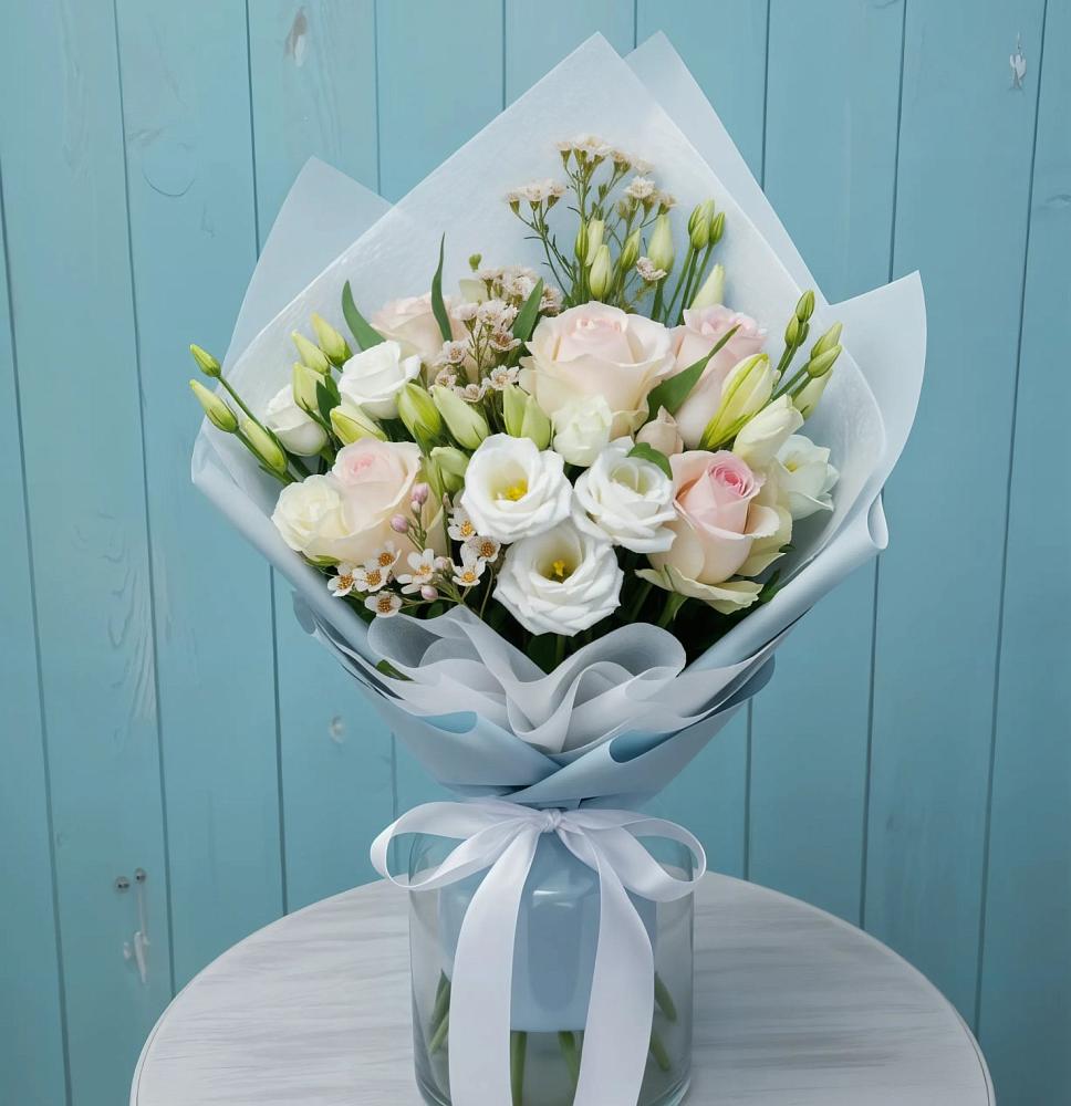 Букет цветов из: Розы и Лизиантусы в Свече