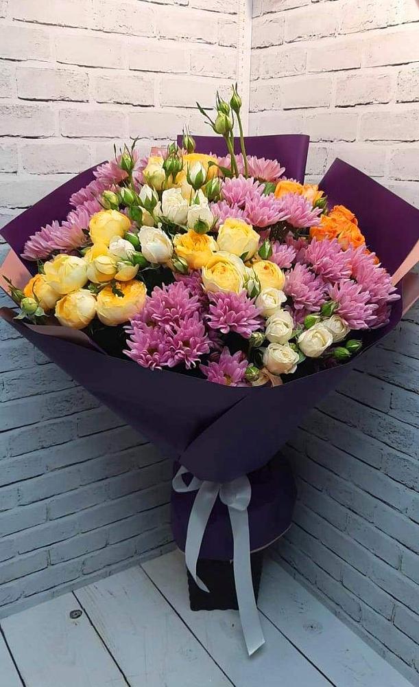 Букет цветов из: Хризантемы и Розы в Свече