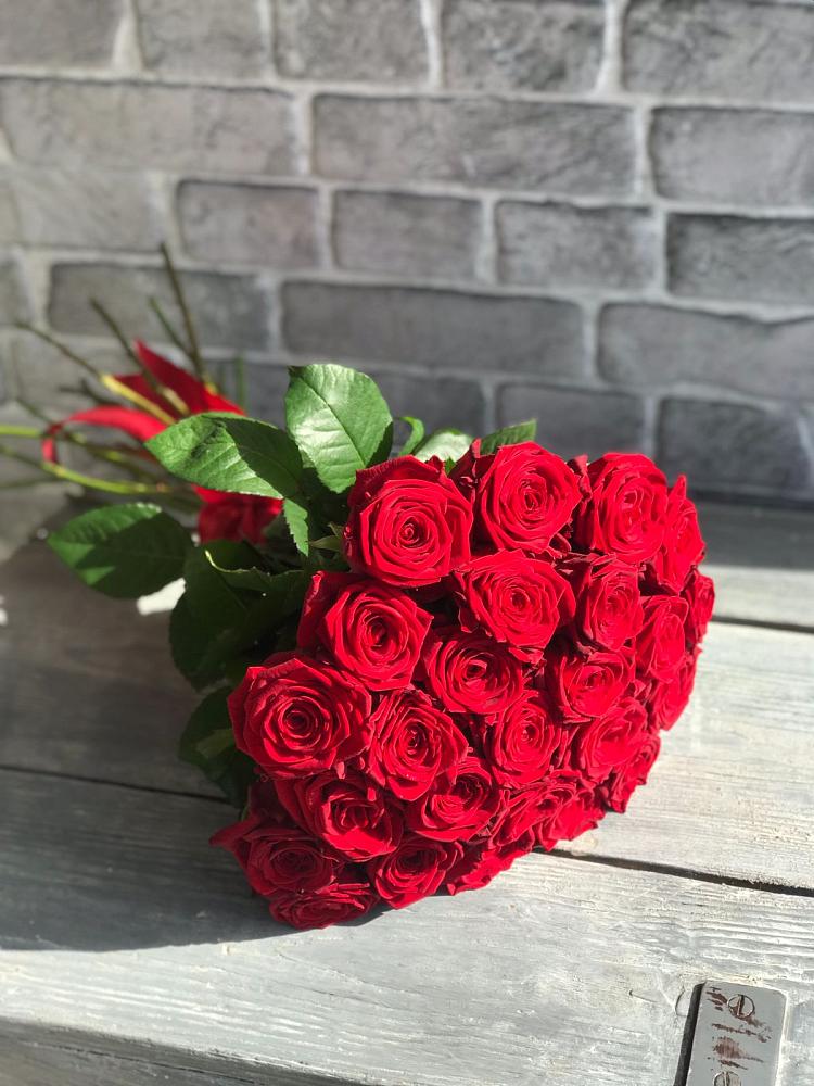 Букет Красные розы Фридом в Свече