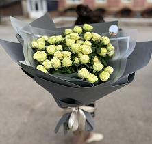 Букет Белые кустовые розы Солинеро в Свече