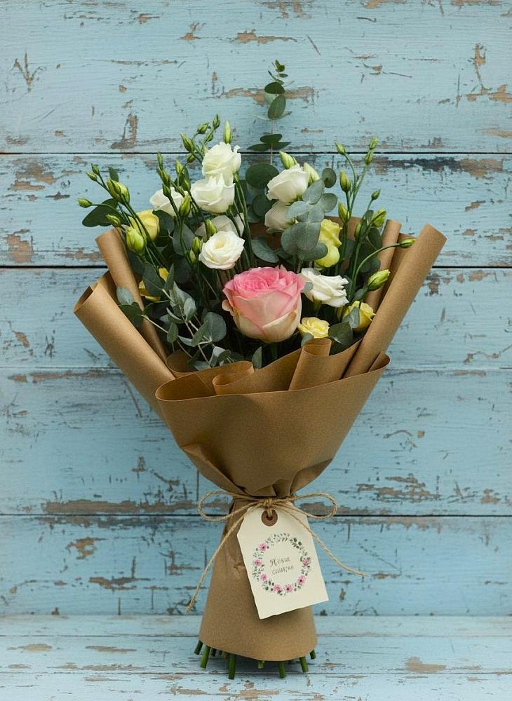 Букет цветов из: Розы и Лизиантусы в Свече