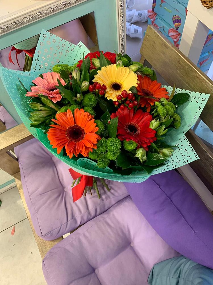 Букет цветов из: Герберы, Хризантемы и Альстромерии в Свече