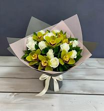 Букет цветов из:  Орхидеи и Розы в Свече