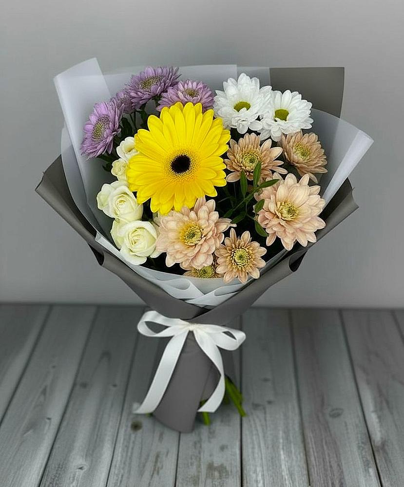 Букет цветов из: Розы, Герберы и Хризантемы в Свече