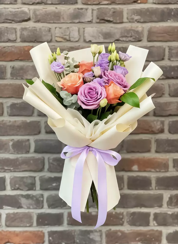 Букет цветов из: Лизиантусы и Розы в Свече