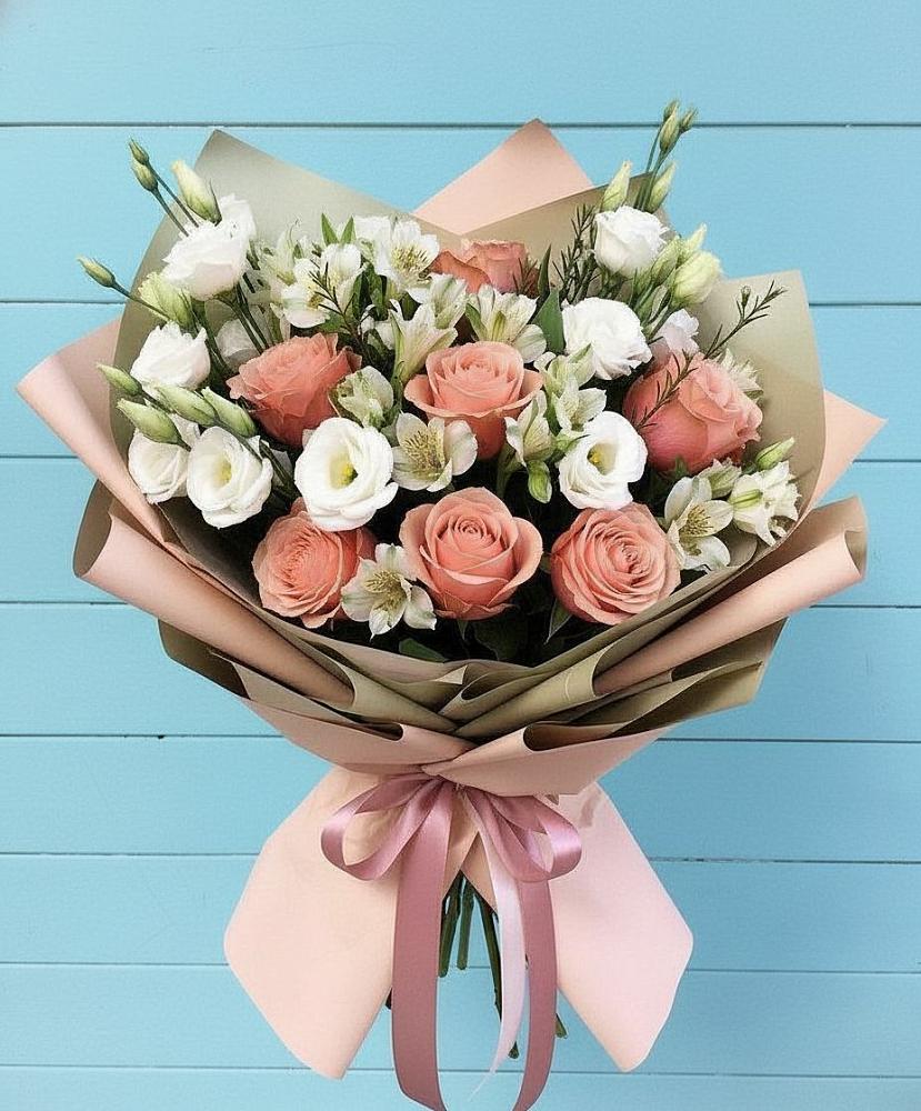 Букет цветов из: Розы, Альстромерии и Лизиантусы в Свече