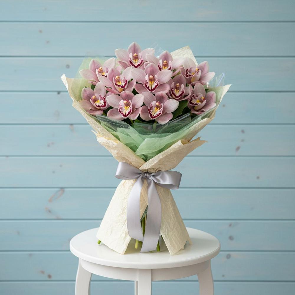 Букет цветов из: Орхидеи и Розы в Свече