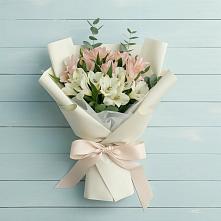 Букет цветов из:  Альстромерии в Свече