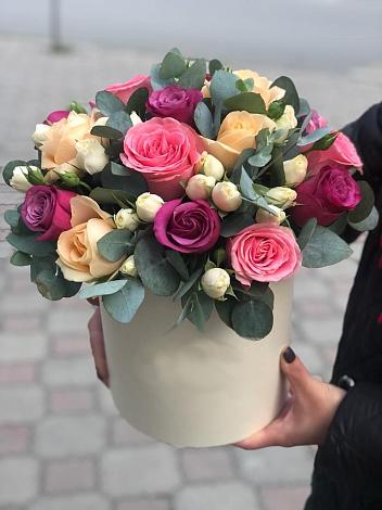 Цветочная композиция из Розы в шляпной коробке в Свече