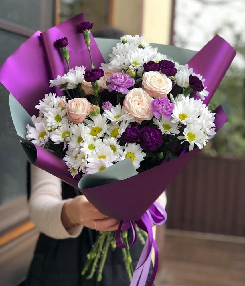 Букет цветов из: Хризантемы, Гвоздики и Розы в Свече