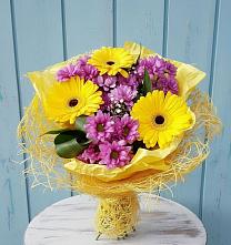 Букет цветов из:  Хризантемы и Герберы в Свече