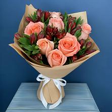 Букет цветов из:  Розы и Альстромерии в Свече
