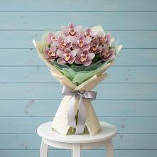 Букет цветов из:  Орхидеи и Розы в Свече