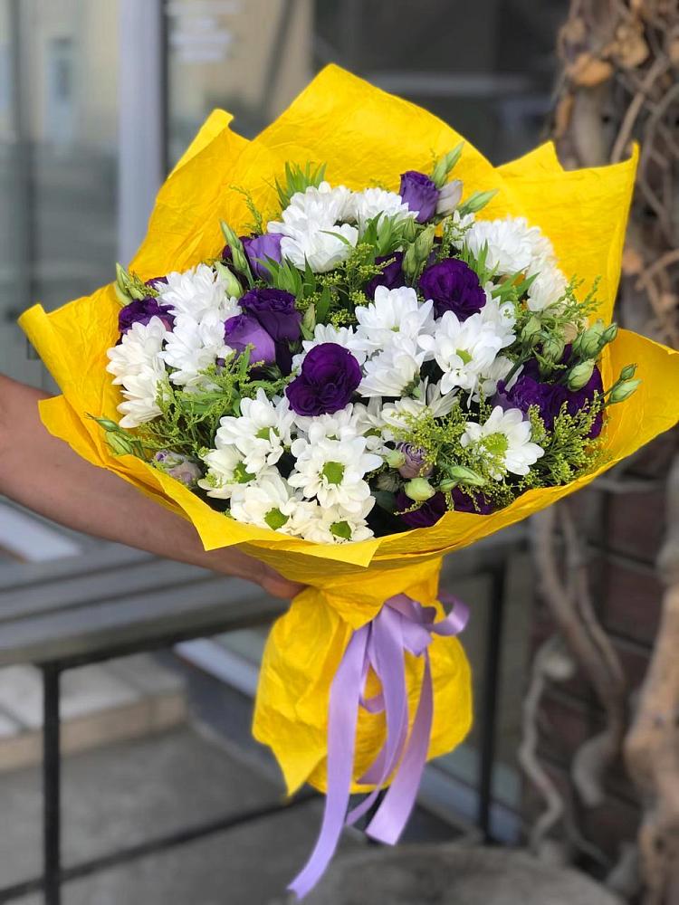 Букет цветов из: Ирисы, Хризантемы и Ромашки в Свече