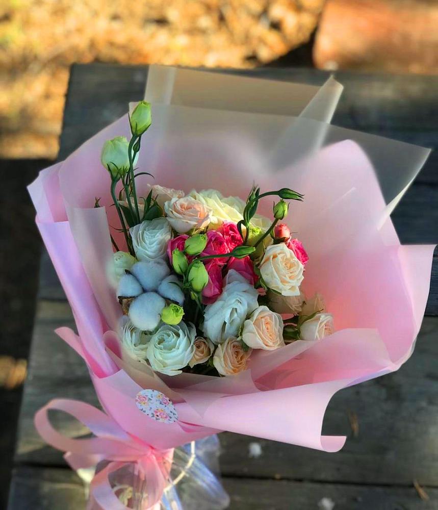 Букет цветов из: Розы и Лизиантусы в Свече