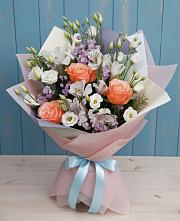 Букет цветов из:  Лизиантусы, Розы, Альстромерии и Гипсофила в Свече