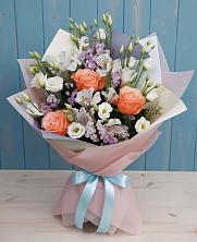 Букет цветов из:  Лизиантусы, Розы, Альстромерии и Гипсофила в Свече