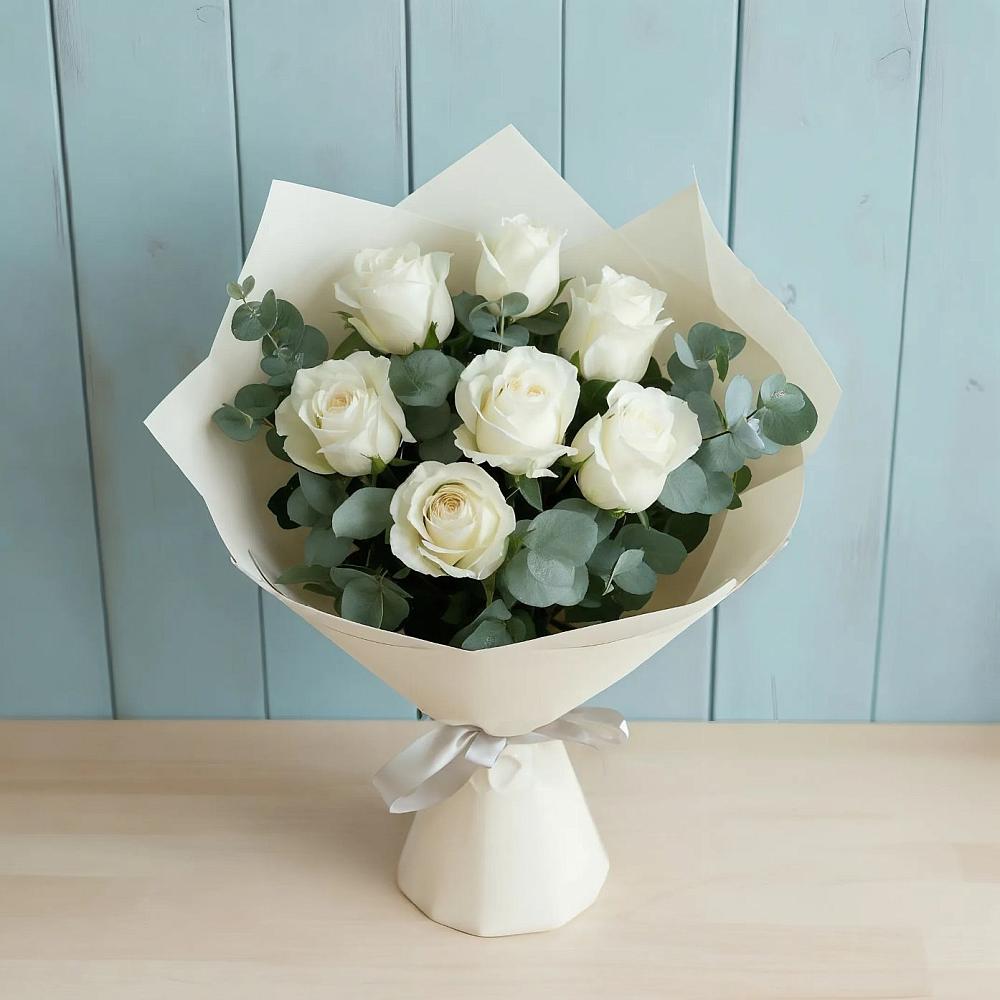 Букет Белые розы в Эвкалипте в Свече