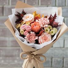 Букет цветов из:  Гвоздики, Хризантемы и Розы в Свече