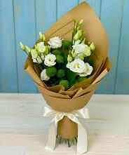 Букет цветов из:  Хризантемы и Лизиантусы в Свече