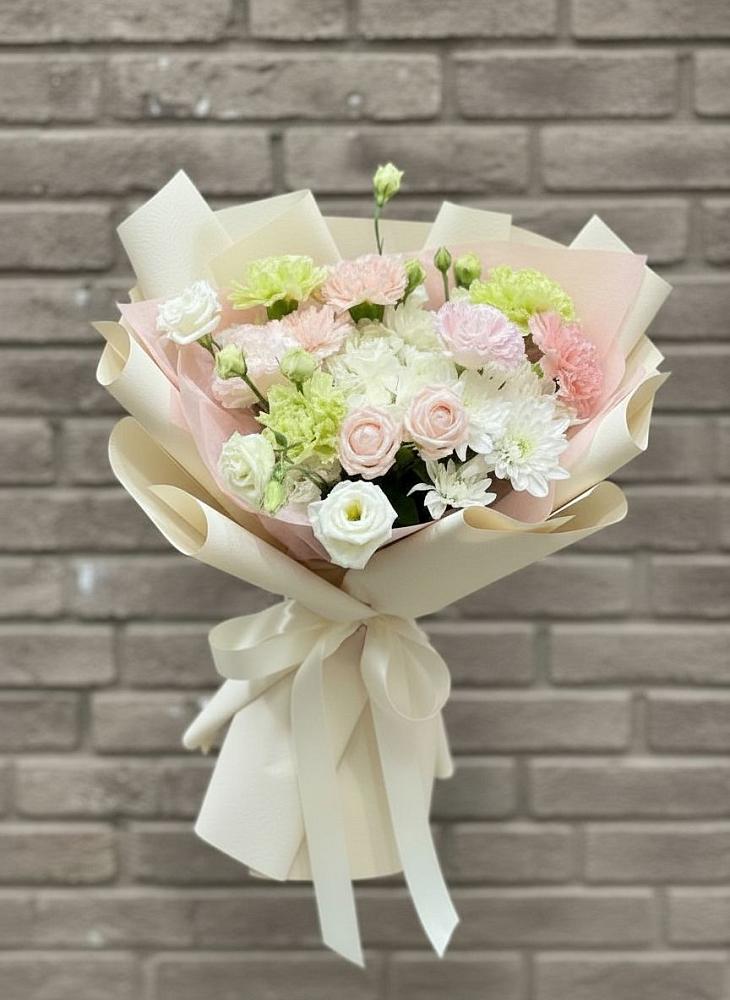 Букет цветов из: Гвоздики, Розы, Лизиантусы и Хризантемы в Свече