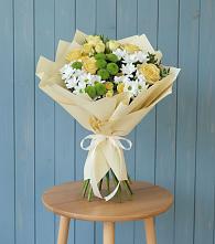 Букет цветов из:  Хризантемы и Розы в Свече