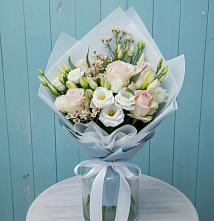 Букет цветов из:  Розы и Лизиантусы в Свече