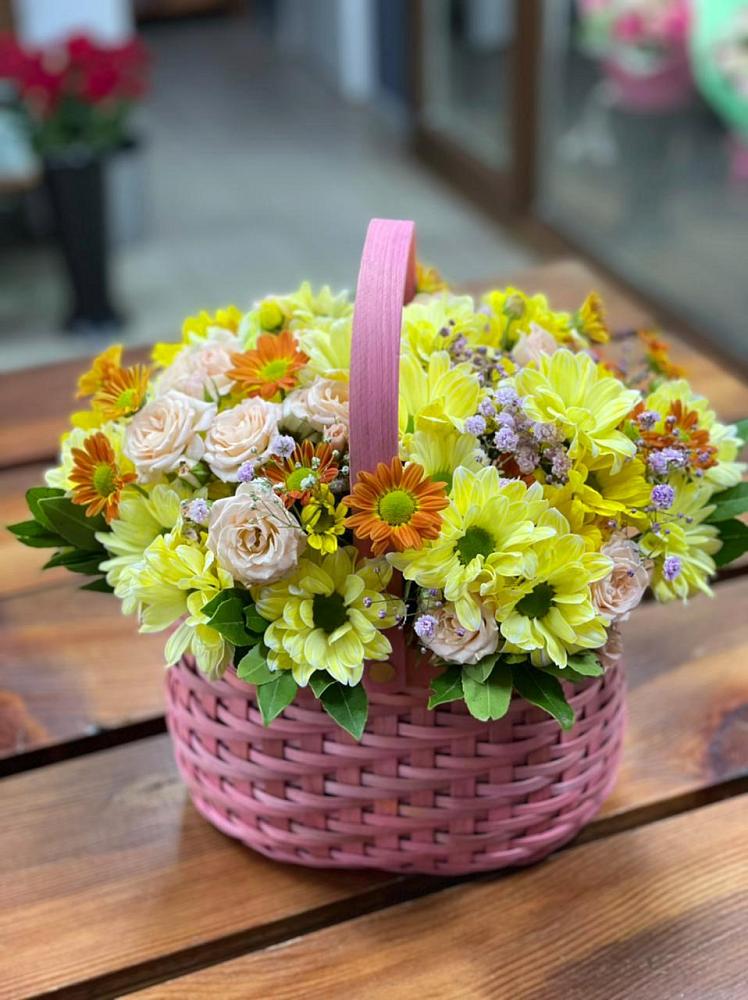 Цветочная композиция из Хризантемы и Розы в корзине в Свече