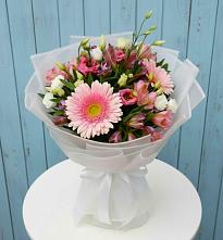 Букет цветов из:  Герберы, Альстромерии и Лизиантусы в Свече