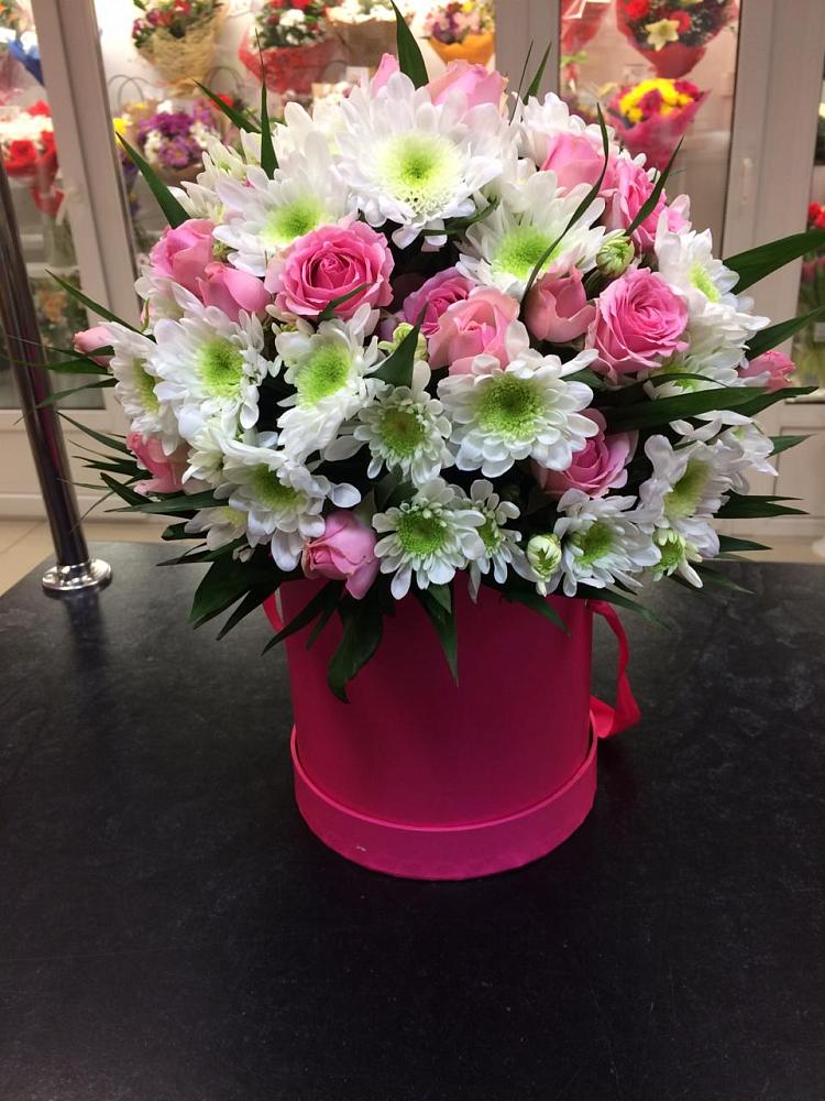 Цветочная композиция из Розы и Хризантемы в шляпной коробке в Свече