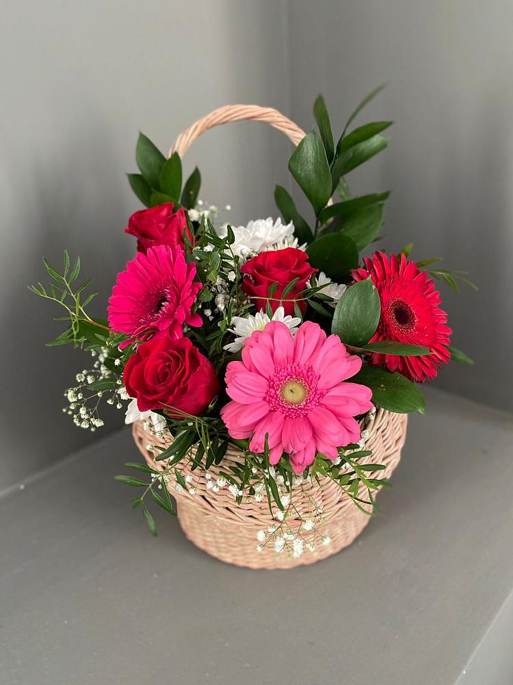 Цветочная композиция из Розы, Хризантемы и Герберы в корзине в Свече