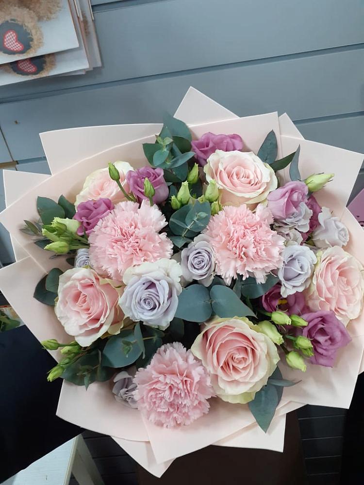 Букет цветов из: Розы, Гвоздики и Лизиантусы в Свече