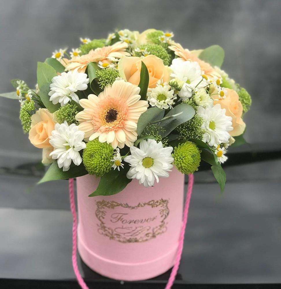 Цветочная композиция из Розы, Герберы и Хризантемы в шляпной коробке в Свече