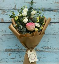 Букет цветов из:  Розы и Лизиантусы в Свече