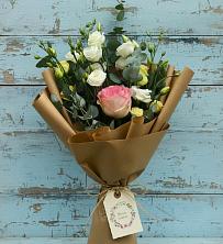 Букет цветов из:  Розы и Лизиантусы в Свече