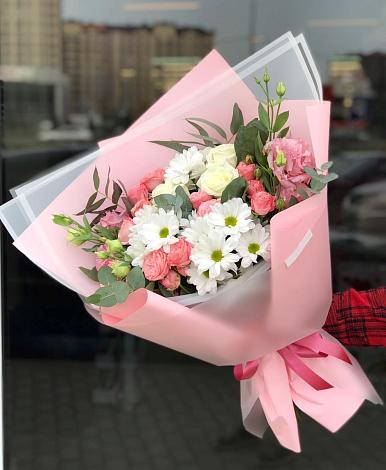 Букет цветов из: Розы, Лизиантусы и Хризантемы в Свече