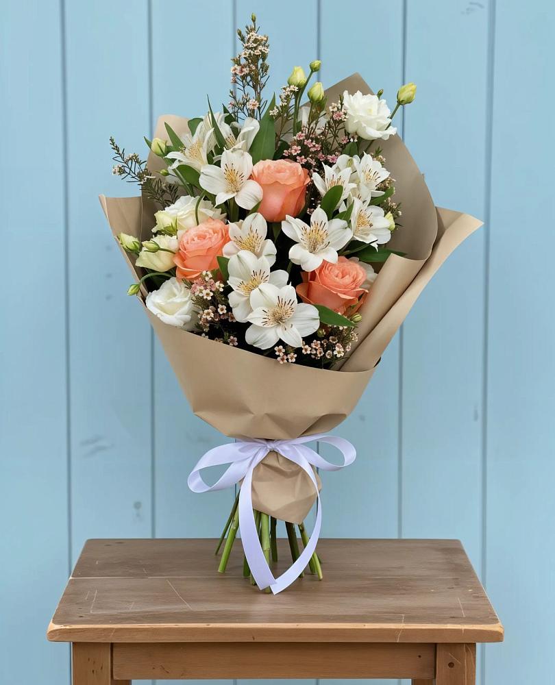 Букет цветов из: Альстромерии, Лизиантусы, Розы и Хризантемы в Свече