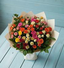 Букет Микс из разноцветных кустовых роз в Свече